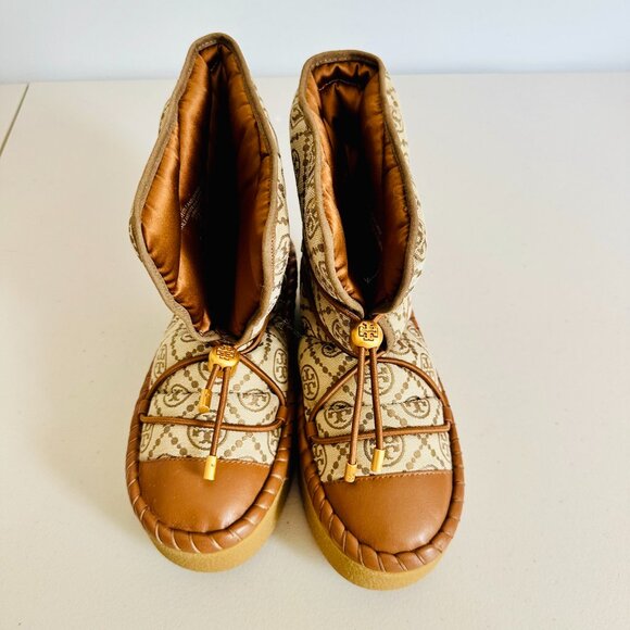 NEW TORY BURCH T SIGNATURE QUILTED CANVAS AND LEATHER SLEEPING BAG BOOTS - Picture 2 of 10